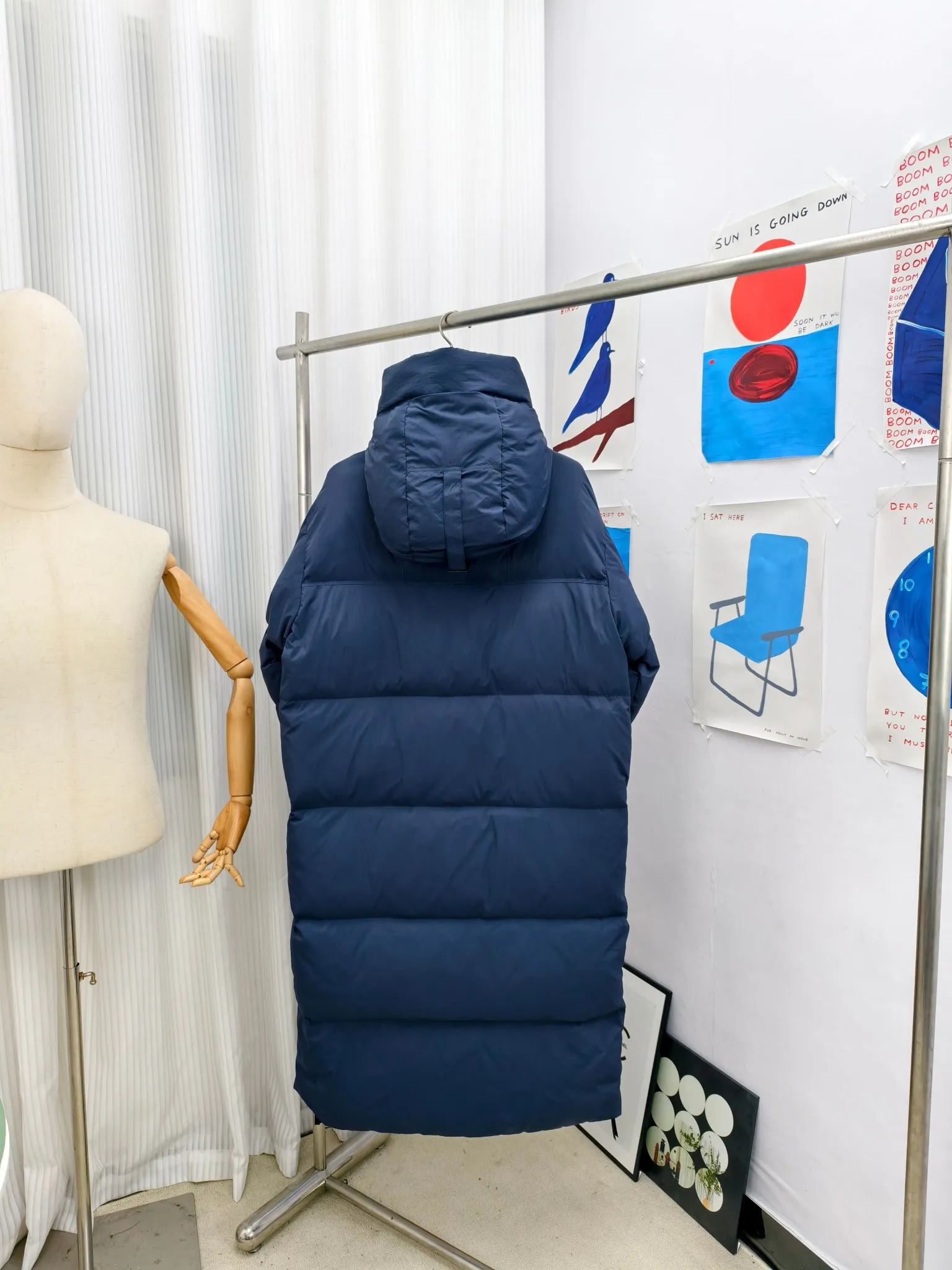 P1040————2800M (same style for men and women) Canada goose Lawrence long down jacket The Lawrence long down jacket provides basic protection for daily adventures and is made of sustainable Enduraluxe fabric with a practical soft touch. It has a quilted body and adjustable hood. Filled with extremely fluffy duck down. The adjustable down-filled connected hood and chin-protecting suede knitted stand-up collar are soft and extra-comfortable. Tapered rib-knit cuffs improve comfort and seal in heat. There are two zippered side vents at the bottom of the jacket for increased range of motion and ventilation. It has a longer hem at the back for added protection and reflective double stripes on the back. Color: black with red label, black with black label, navy blue with red label Size: XS-2XL
